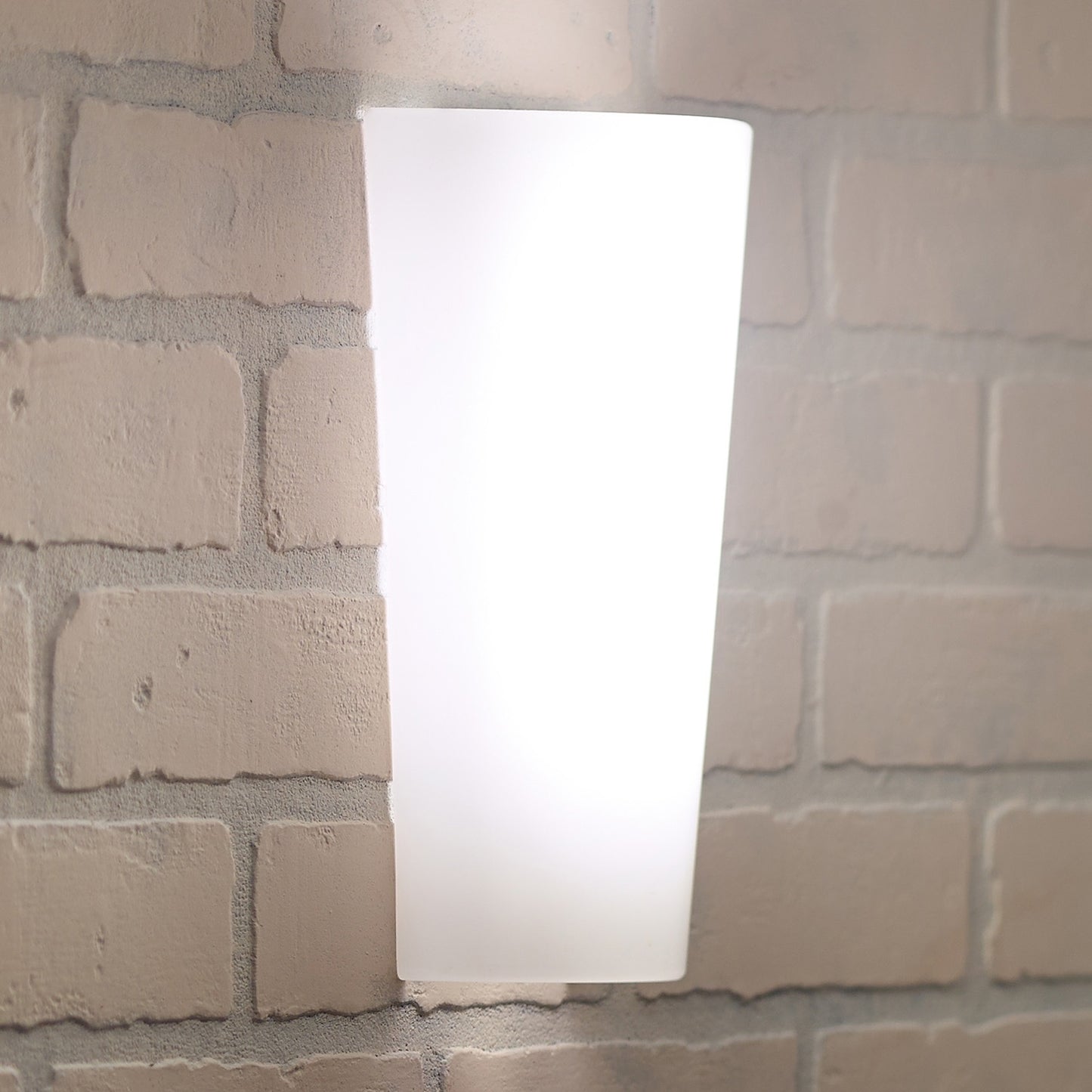 Vivid High Gloss LED Battery Sconce with White & Color Changing Modes