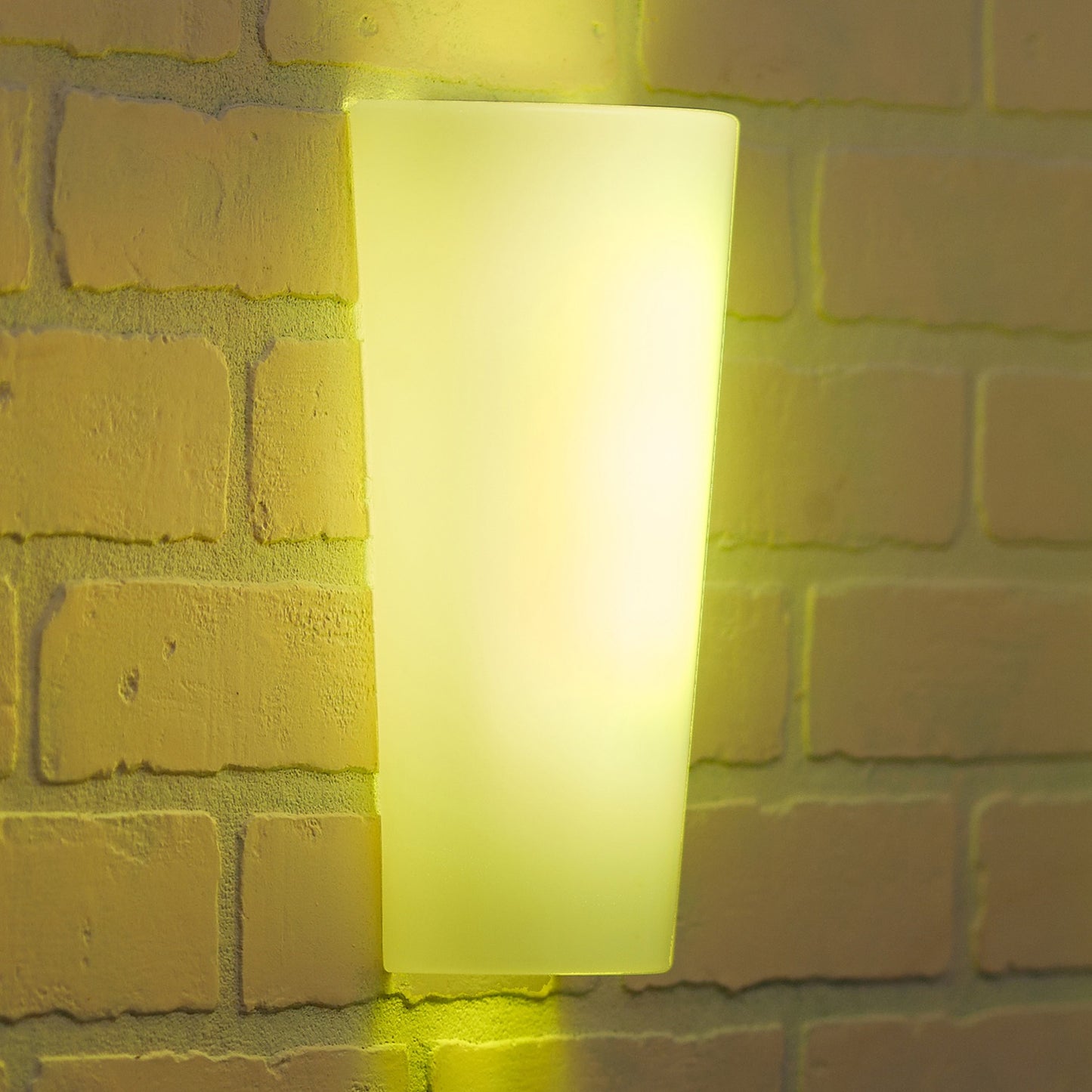 Vivid High Gloss LED Battery Sconce with White & Color Changing Modes