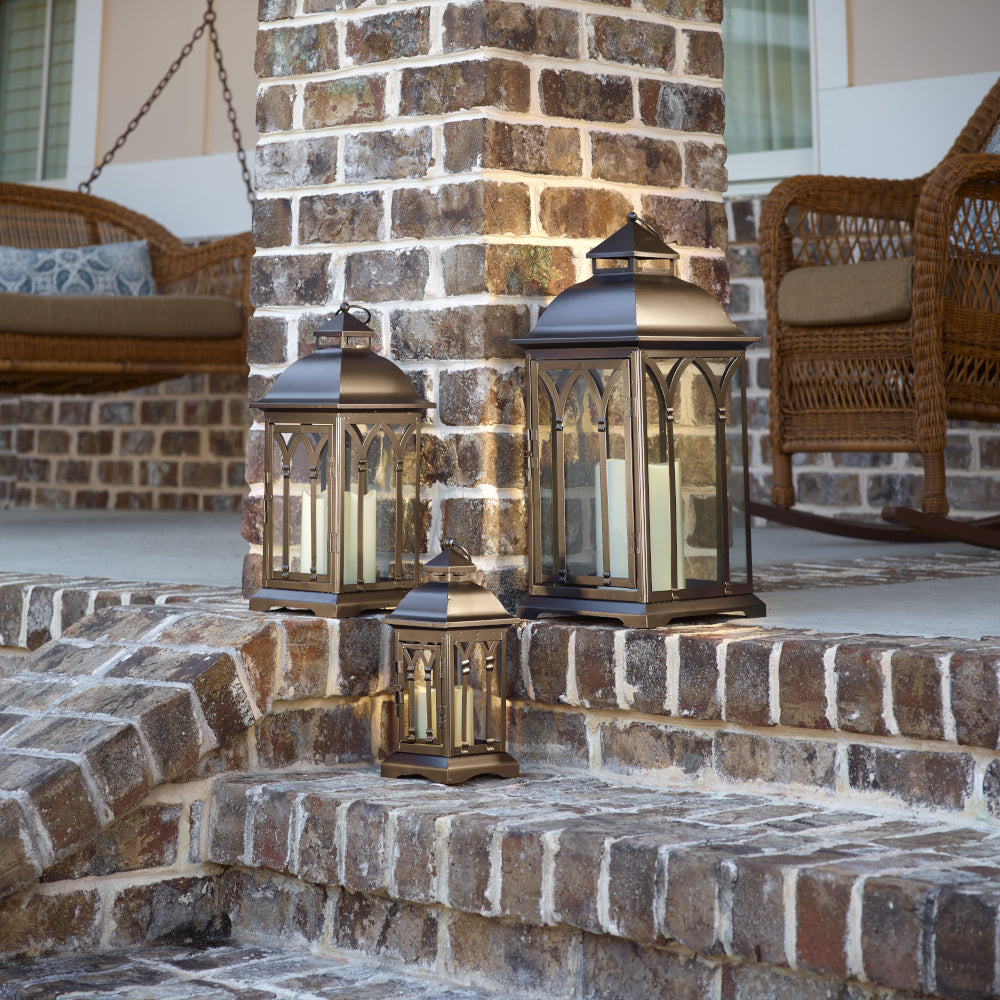 Pebble Lane Living Lombard Set Di 3 Lanterne In Metallo Per Esterni: Altezze 27.9, 38.1 E 52.1 Cm, Colore Bronzo, Con Vetro Temperato E Porta Candele